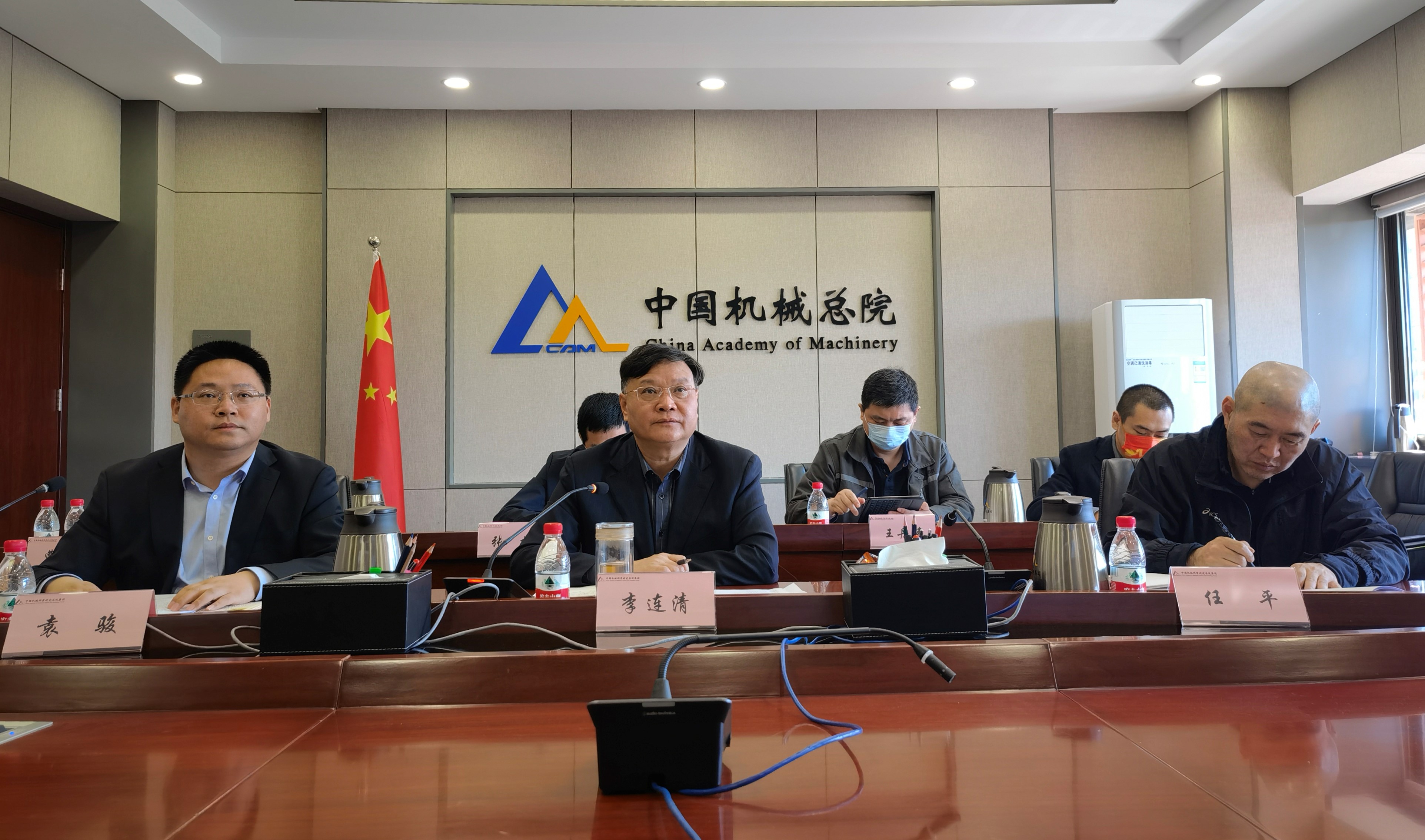 集團(tuán)會(huì)場(chǎng)照片1a.jpg 集團(tuán)會(huì)場(chǎng)照片1a.jpg