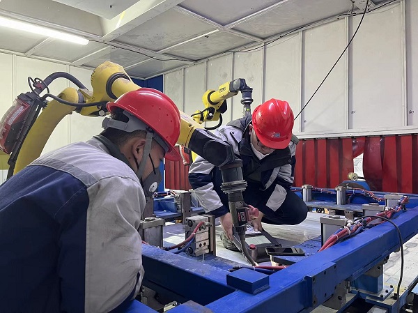 14點(diǎn)，江蘇長江智能制造研究院有限責(zé)任公司秦拓、王豪在無錫現(xiàn)場進(jìn)行新能源電池托盤焊接項(xiàng)目的設(shè)備安裝及調(diào)試工作.jpg