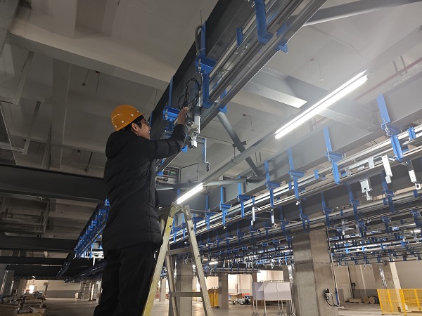 6. 浙江杭州，北自科技陳凱在化纖懸掛線項(xiàng)目上檢查電氣線路.jpg