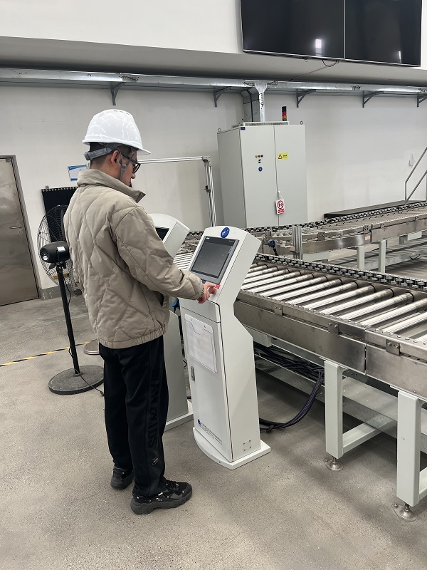 8. 江蘇常州，北自藍(lán)邦周褚飛在操作輻照設(shè)備.jpg