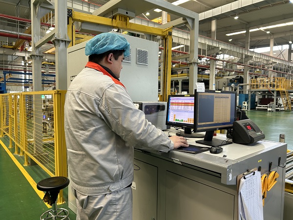 7. 江蘇常州，長江院常州科技韓金城在無紡布車間操作自動(dòng)包裝機(jī)器人.jpg