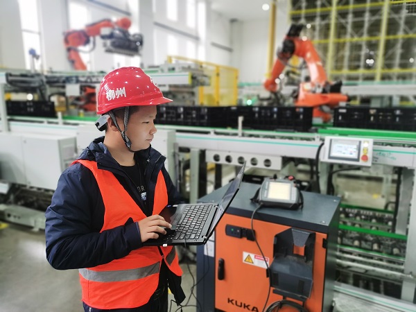 3. 廣西柳州，專用電路事業(yè)部金富強(qiáng)正在電芯成品緩存輸送系統(tǒng)項(xiàng)目中進(jìn)行設(shè)備調(diào)試.jpg