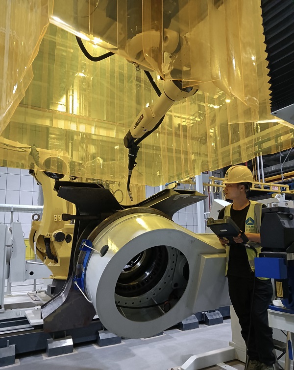 5. 山西太原，機(jī)器人事業(yè)部趙海如在挖焊接生產(chǎn)線上進(jìn)行焊接工藝調(diào)試.jpg